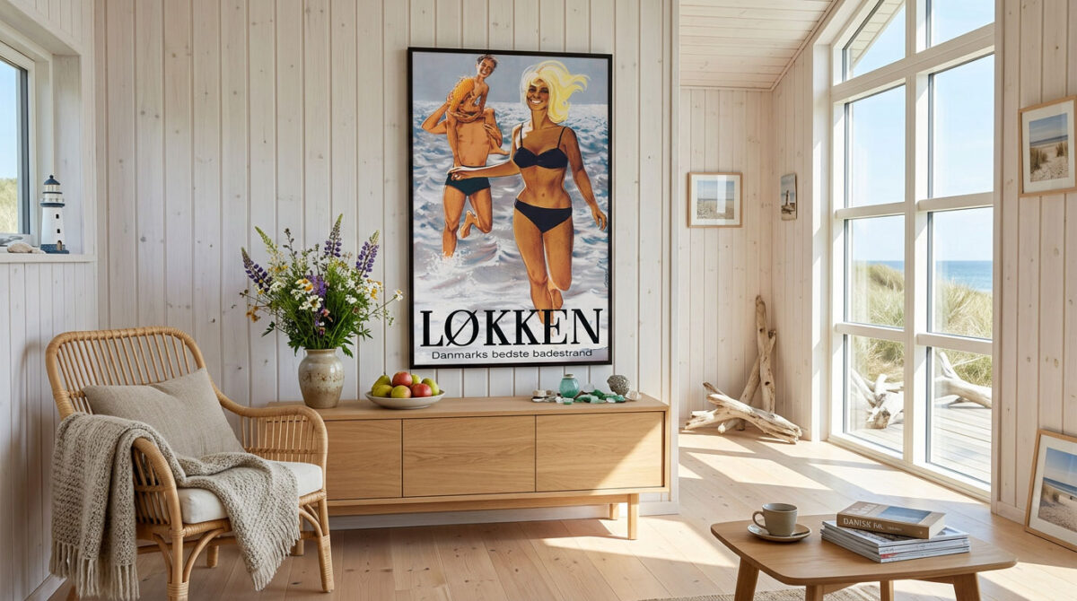 Løkken plakat i sort træramme hænger i sommerhus i lyse farver med udkig til klitter og hav